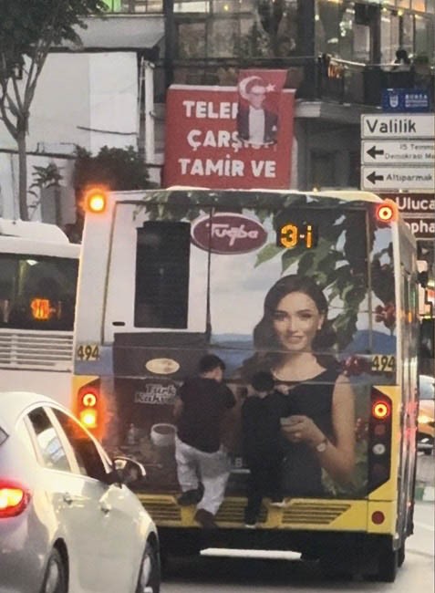 BURSA’DA OTOBÜSÜN ARKASINDA TEHLİKELİ YOLCULUK
