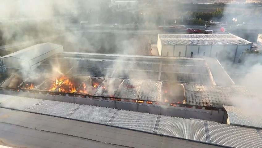 BURSA’DA MOBİLYA FABRİKASINDA BÜYÜK YANGIN...30 İTFAİYE VE TANKER OLAY YERİNDE