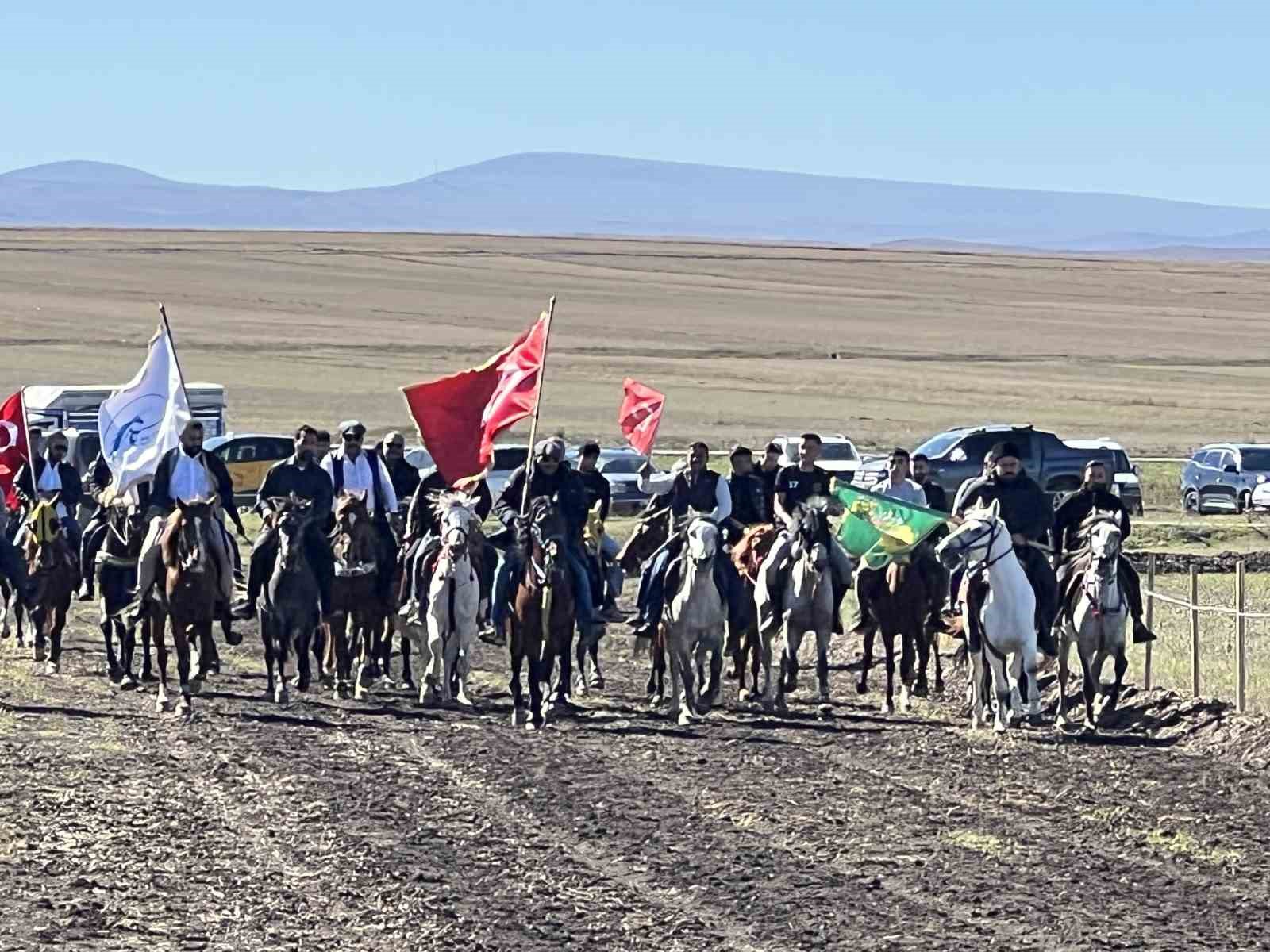 KARS’TA RAHVAN ATLAR NEFES KESTİ: GELENEKSEL YARIŞLARA YOĞUN İLGİ