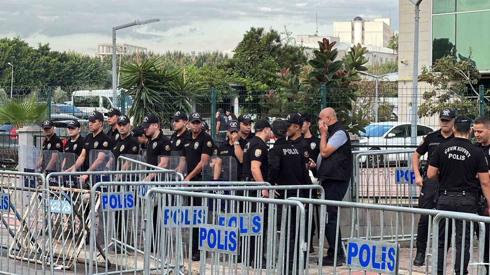 MERSİN’DEKİ OPERASYONDA 3 BAŞKANLA BİRLİKTE 59 ŞÜPHELİ ADLİYEYE SEVK EDİLDİ