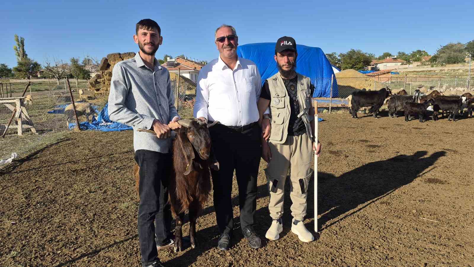 ÇOBANLIK YAPIYORDU, ŞİMDİ KENDİ SÜRÜSÜNÜN BAŞINA AFGAN ÇOBAN GETİRDİ