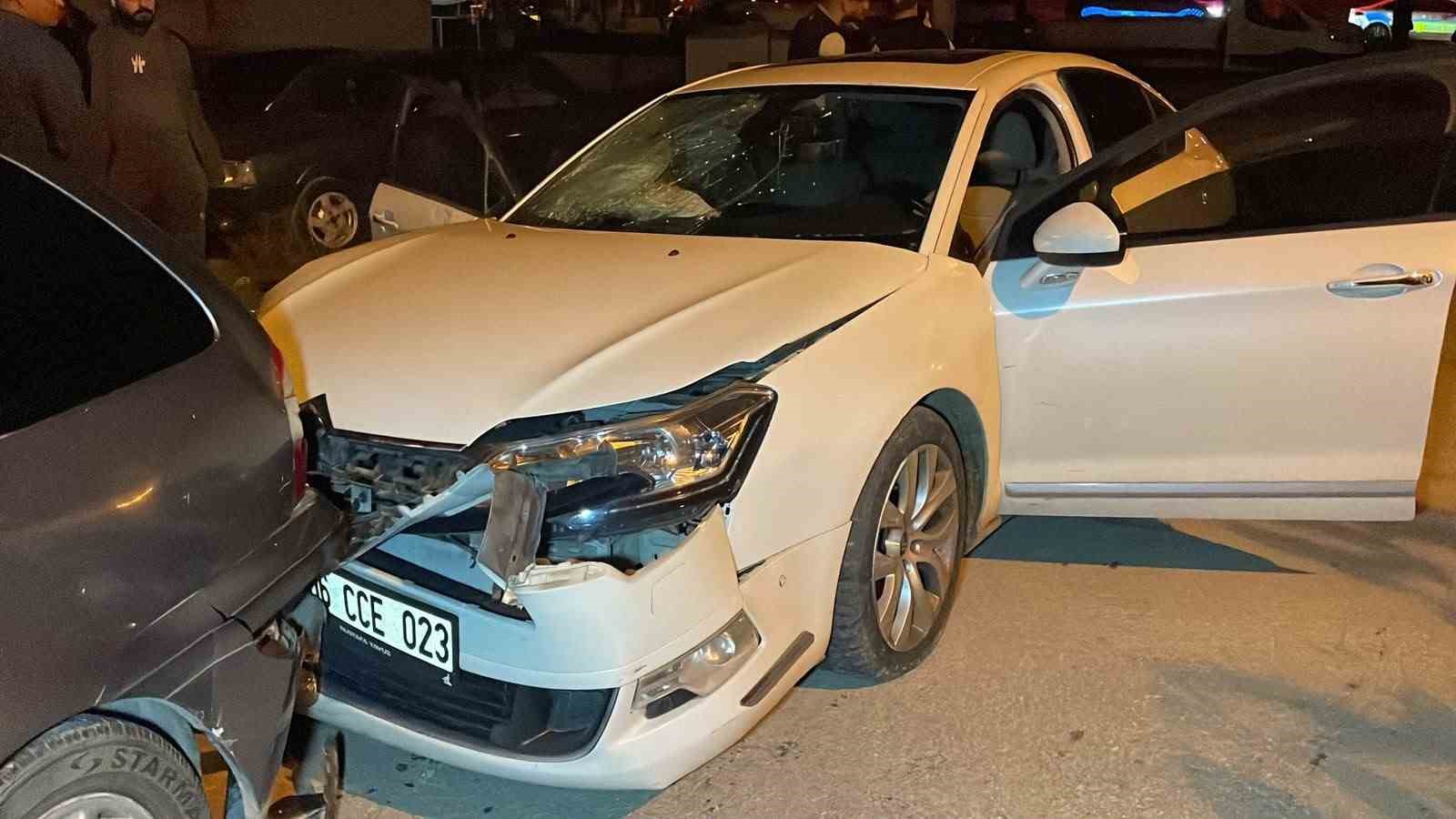 KAVŞAKTAKİ KAZA KAMERADA: 2’Sİ AĞIR 3 KİŞİ YARALANDI
