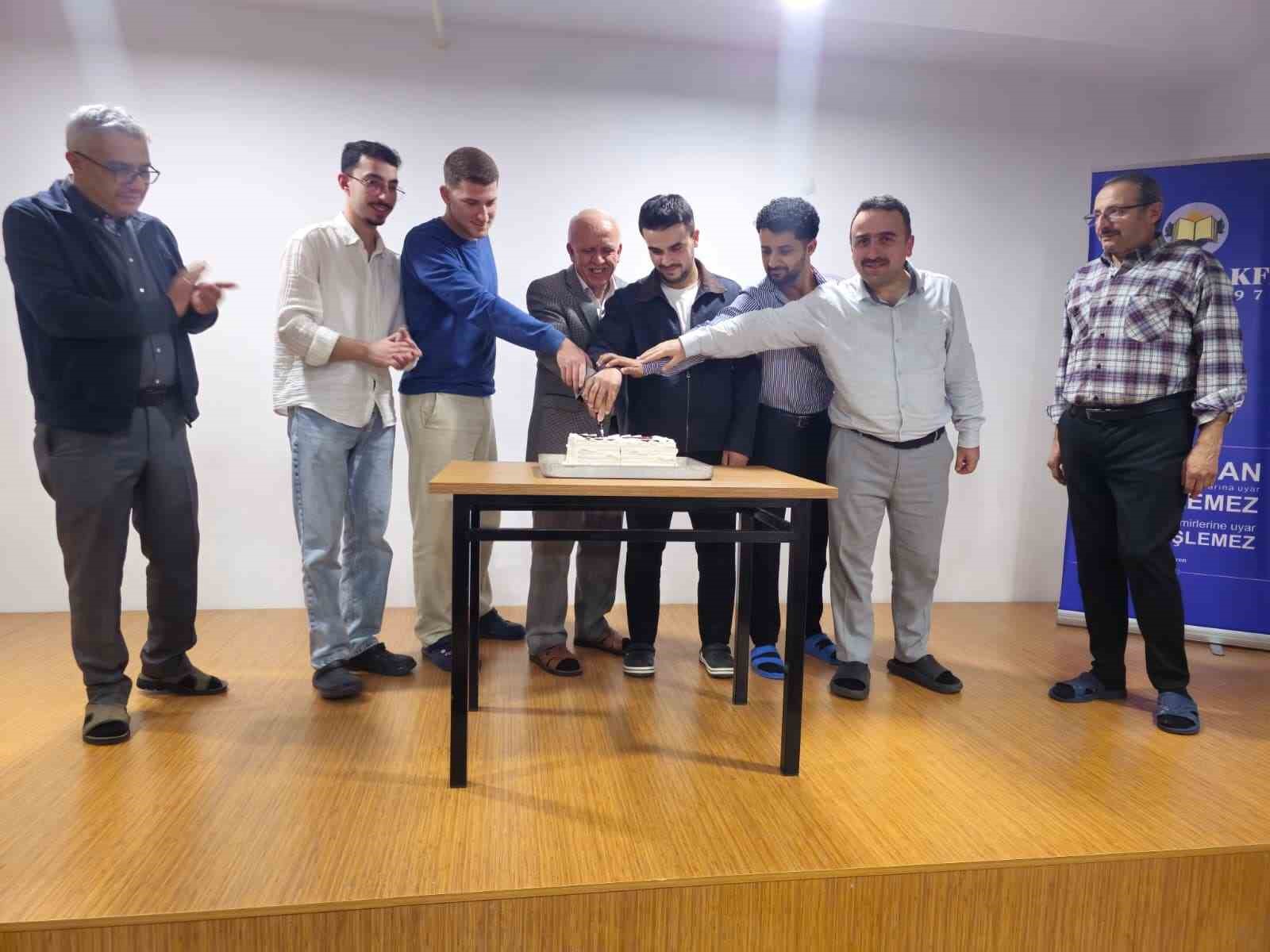 İHLAS VAKFI SILA ERKEK ÖĞRENCİ YURDUNDA KALAN ÖĞRENCİLER BİRLİKTE PASTA KESTİ