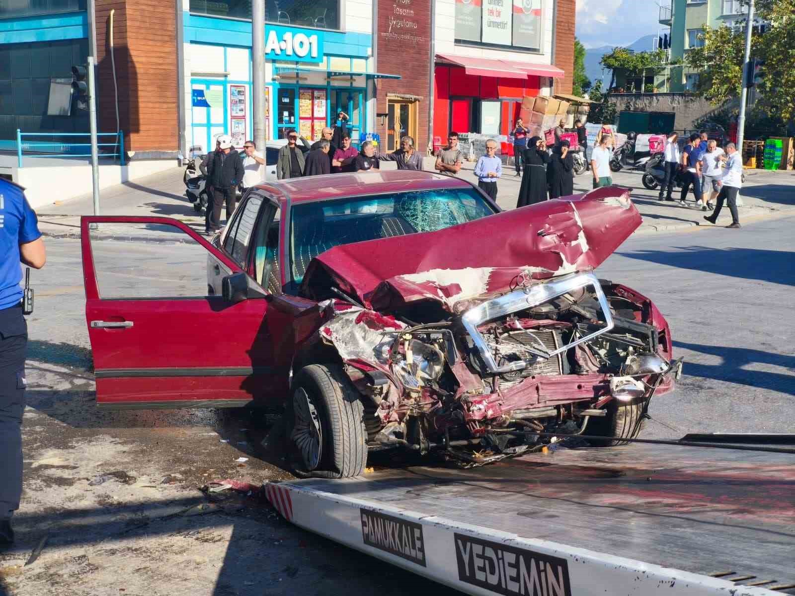 KIRMIZI IŞIK İHLALİ YAPAN OTOMOBİL, HALK OTOBÜSÜNE ÇARPTI: 2 YARALI