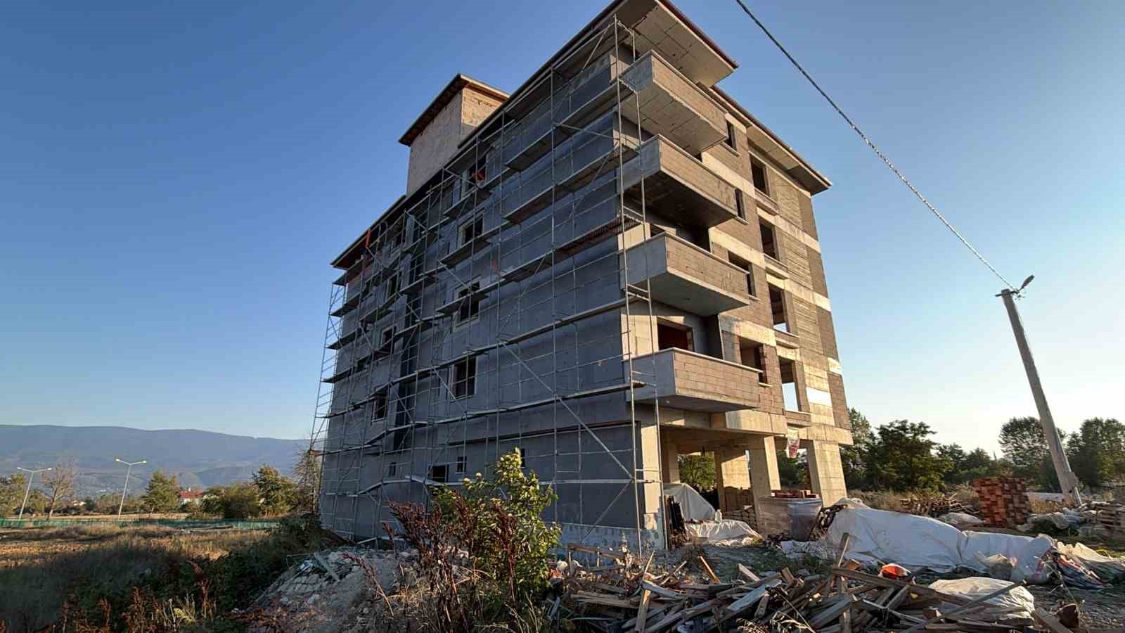 BOLU’DA İNŞAATIN 5. KATINDAN DÜŞEN İŞÇİ AĞIR YARALANDI