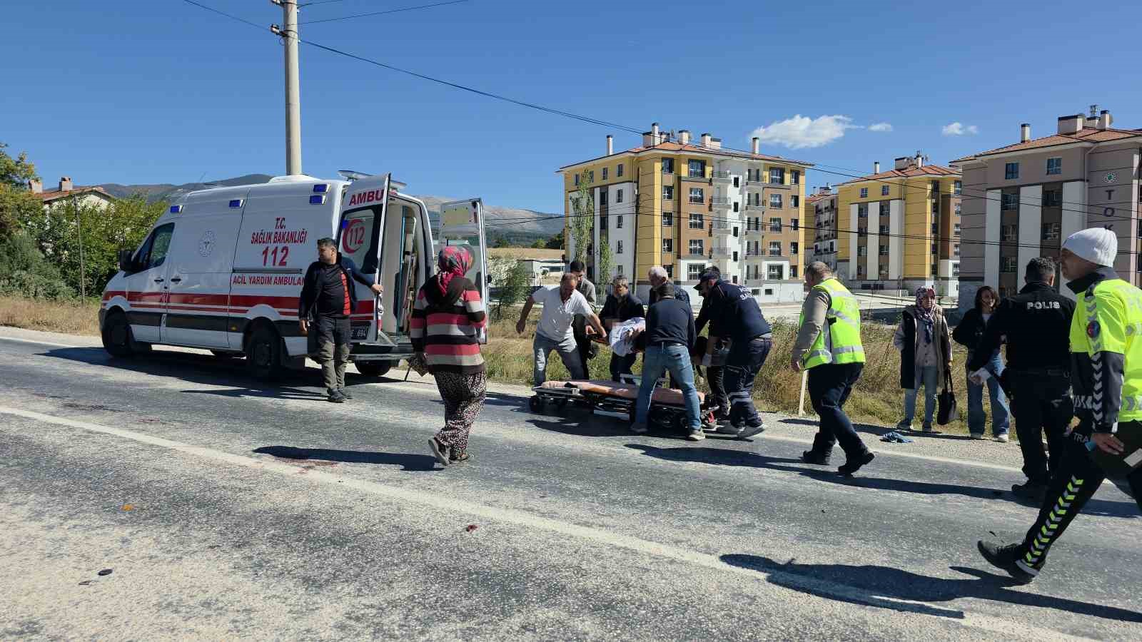 KÜTAHYA’DA OTOMOBİL MOTOSİKLETLE ÇARPIŞTI: 1 ÖLÜ, 2 YARALI