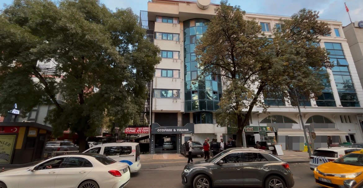 ANKARA’DA OTELİN 6. KATINDAN OTOMOBİLİN ÜSTÜNE DÜŞEN KADIN AĞIR YARALANDI