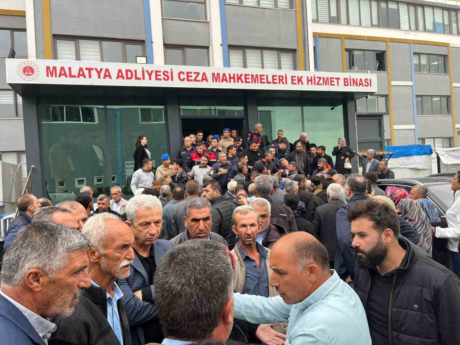 KADIN CİNAYETİ DAVASINDA ADLİYE ÖNÜNDE GERGİNLİK