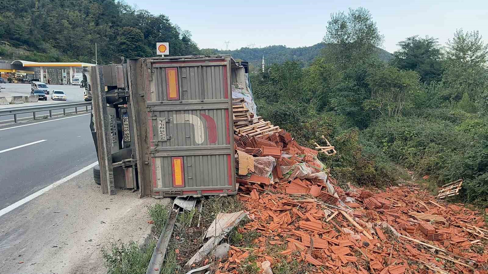 D-650’DE TUĞLA YÜKLÜ TIR DEVRİLDİ, SÜRÜCÜ ARAÇTAN KENDİ İMKANLARIYLA ÇIKTI