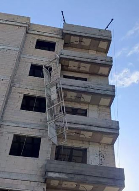 MERSİN’DE İNŞAAT İSKELESİNDEN DÜŞEN İŞÇİ HAYATINI KAYBETTİ