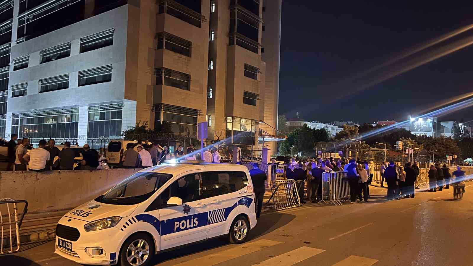 MERSİN’DE BAŞKAN SEÇER DAHİL 3 BELEDİYE BAŞKANI TUTUKLAMA TALEBİYLE MAHKEMEYE SEVK EDİLDİ