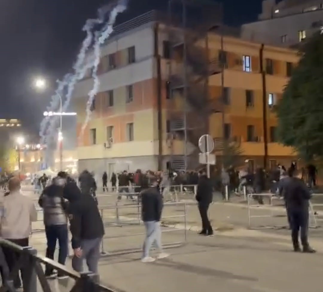 KOSOVA’DA PROTESTOCULAR İLE POLİS KARŞI KARŞIYA GELDİ