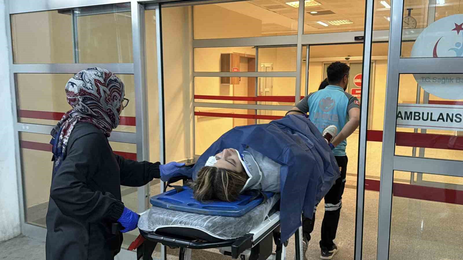 İKİ OTOMOBİL İLE MOTOSİKLET ÇARPIŞTI: 2 YARALI