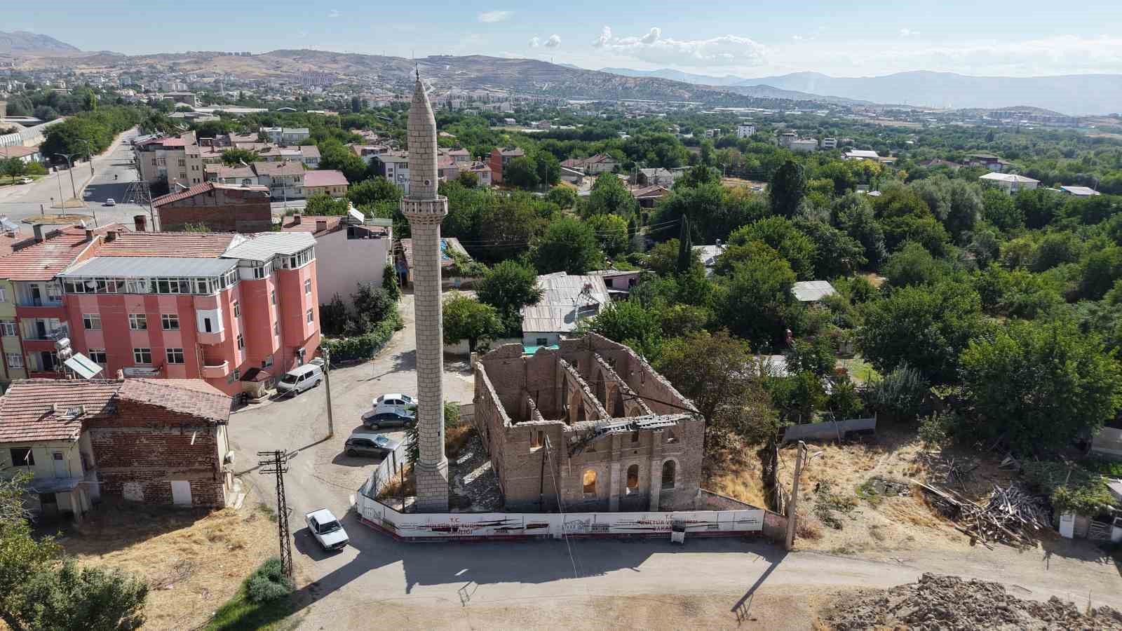 ELAZIĞ’DA 300 YILLIK TARİHİ CAMİ 6 YILDIR RESTORE EDİLMEYİ BEKLİYOR