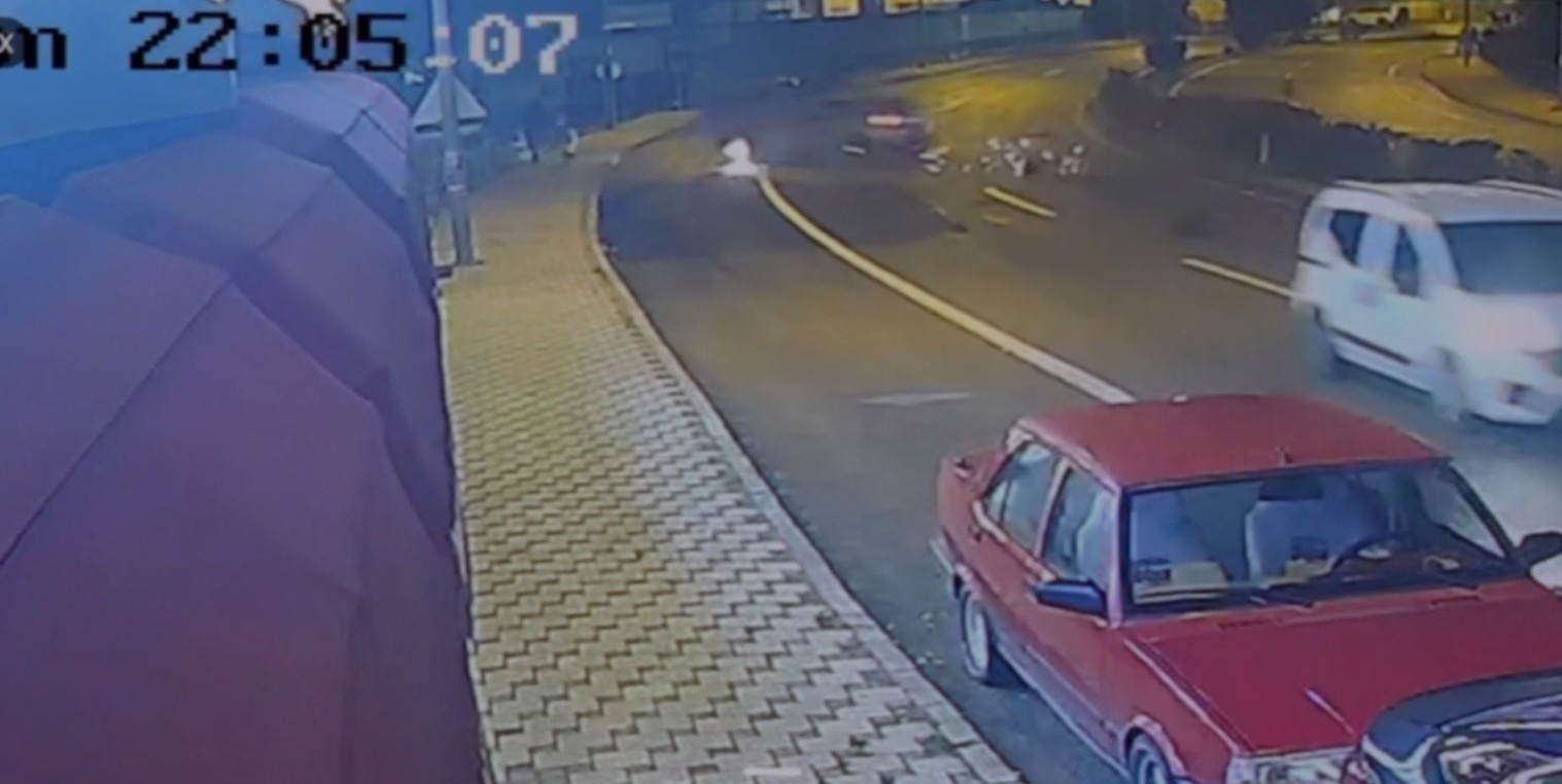 GÜMÜŞHANE’DE KARŞI ŞERİDE GEÇEN OTOMOBİL KALDIRIMDA YÜRÜYEN KIZ ÖĞRENCİYE ÇARPTI