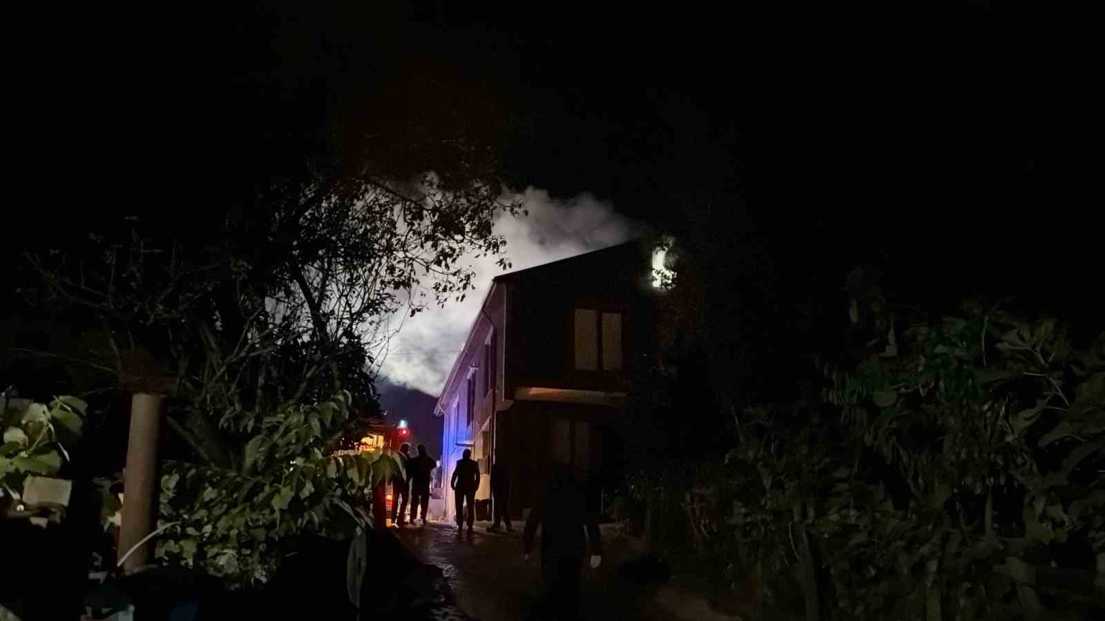 DÜZCE’DE 2 KATLI AHŞAP EVDE YANGIN