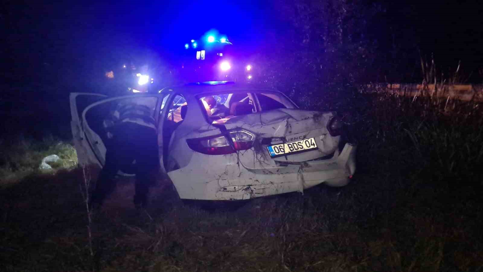 KONTROLDEN ÇIKAN OTOMOBİL ARAZİYE UÇTU; 4 YARALI