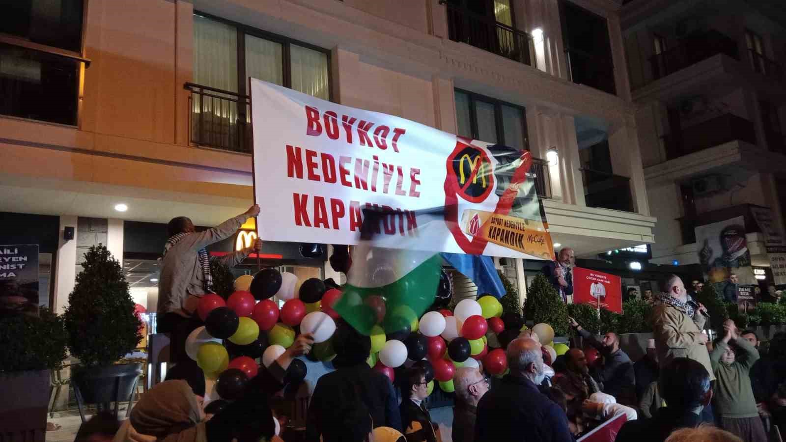 ÜSKÜDAR’DAKİ MCDONALD’S ŞUBESİ ÖNÜNDEKİ PROTESTOLAR BİRİNCİ YILINDA