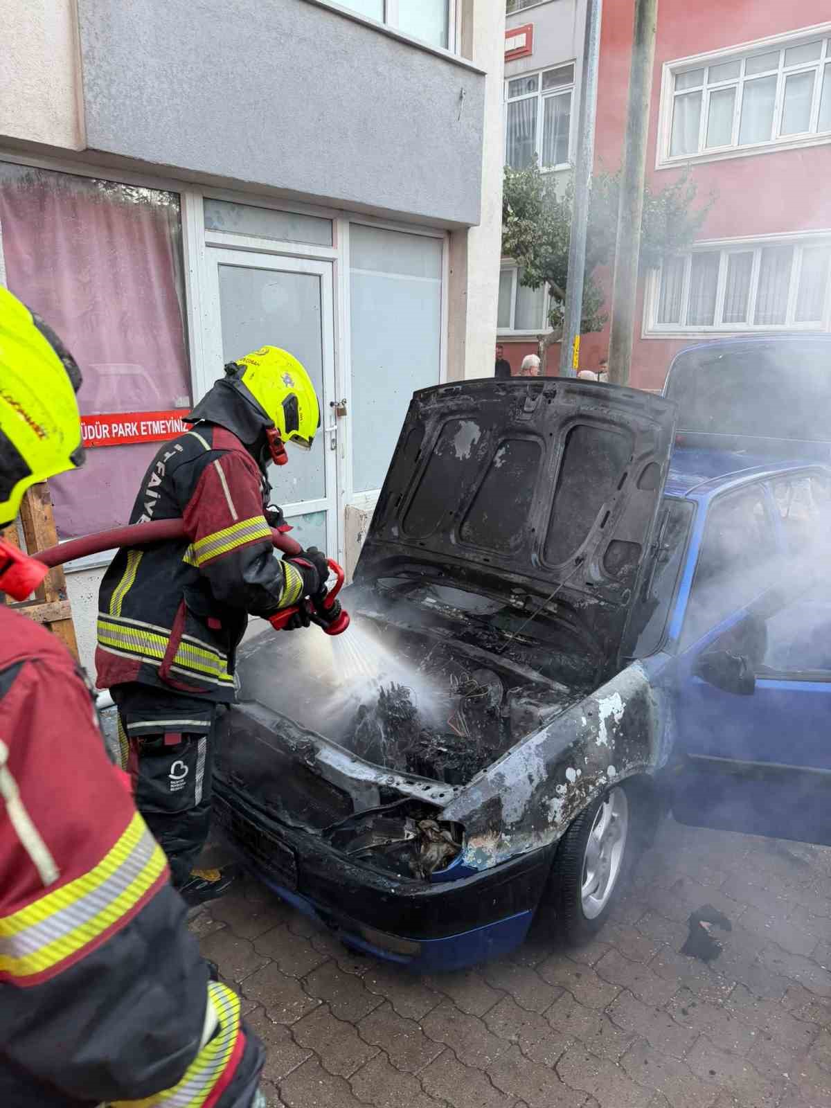 BANDIRMA’DA PARK HALİNDEKİ OTOMOBİLİN MOTOR KISMINDA ALEV ALDI