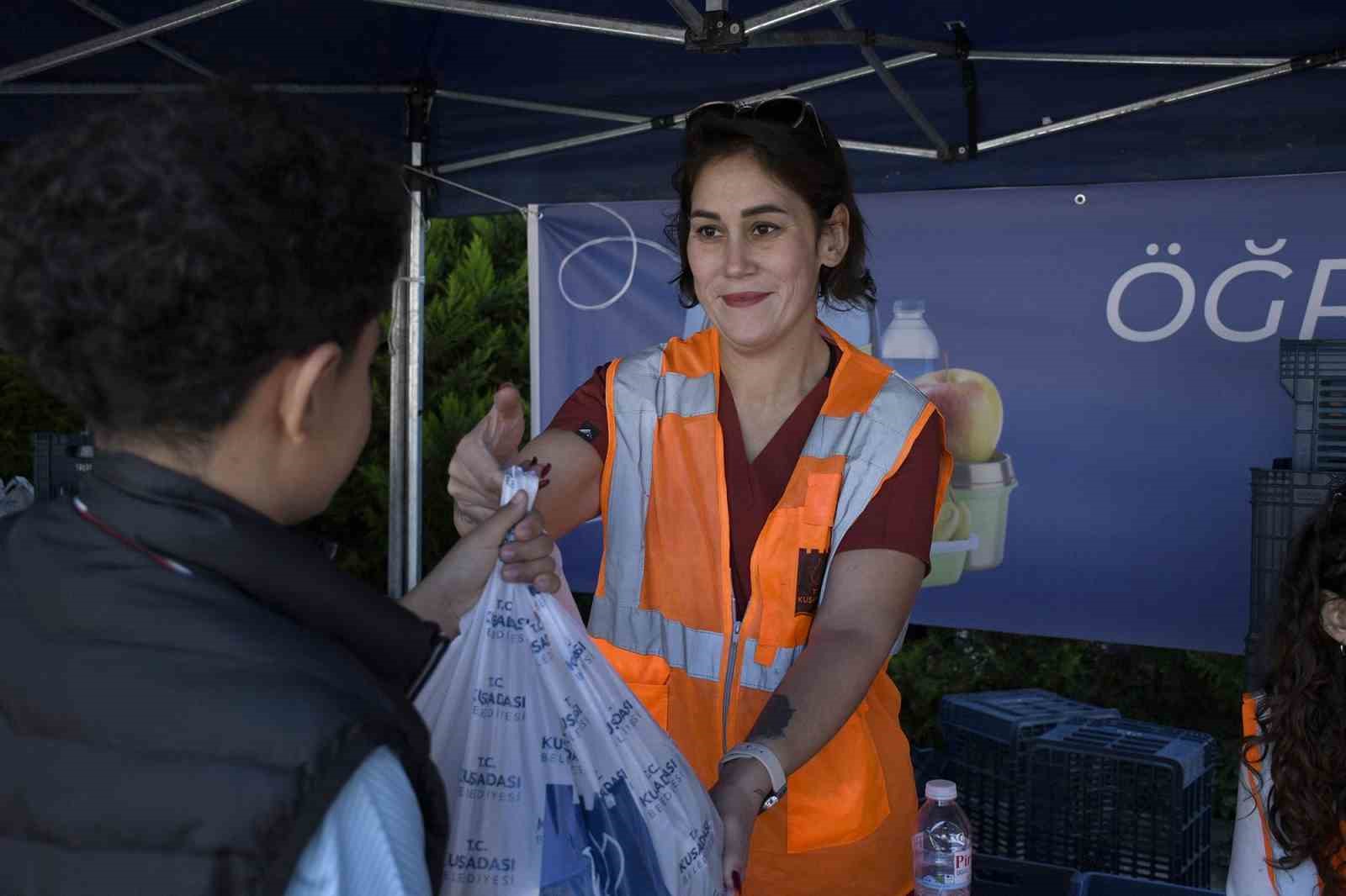 KUŞADASI’NDA BİN 400 ÇOCUĞA HER HAFTA BESLENME DESTEĞİ
