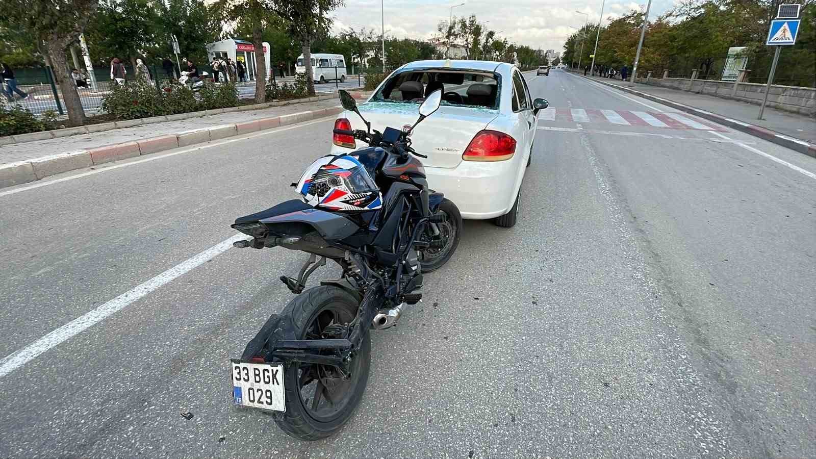 KARAMAN’DA YAYA GEÇİDİNDE DURAN OTOMOBİLE ÇARPAN MOTOSİKLETİN SÜRÜCÜSÜ YARALANDI