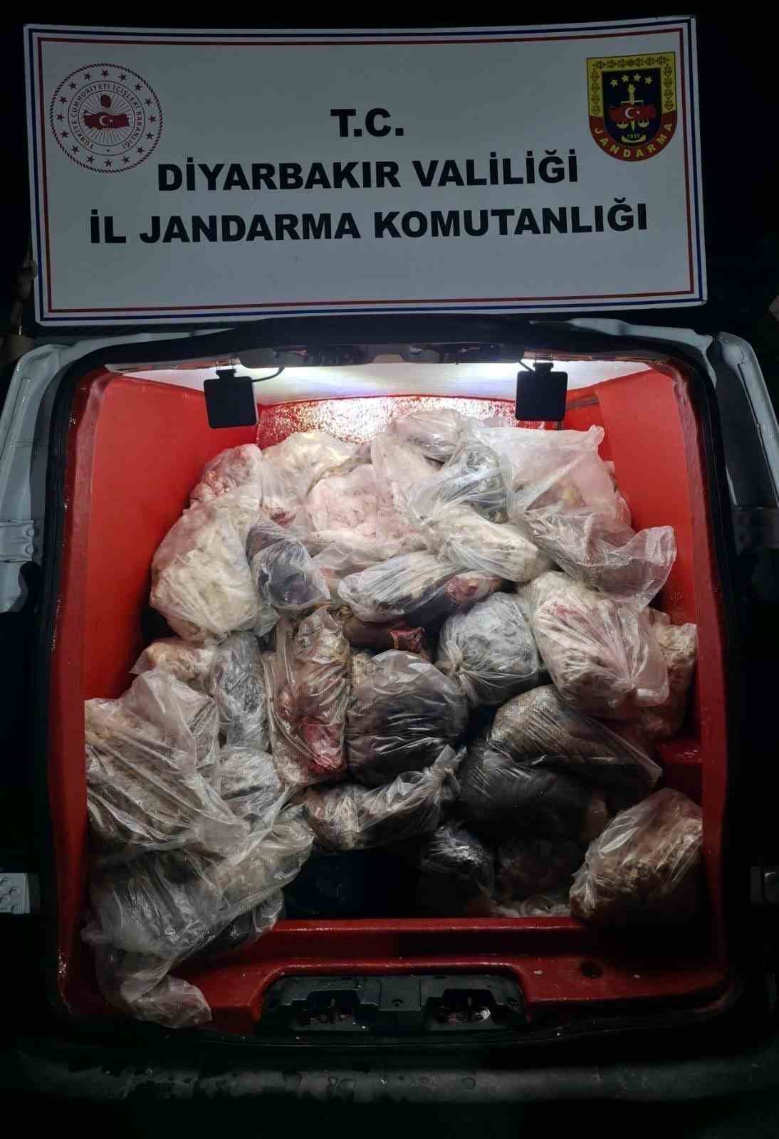 DİYARBAKIR’DA MENŞEİ BELİRSİZ 820 KİLO HAYVANSAL İÇ YAĞ VE SAKATAT ELE GEÇİRİLDİ