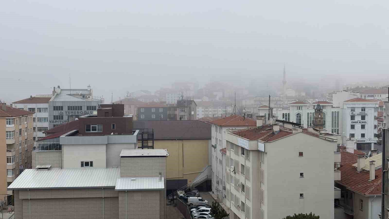 YOZGAT’TA YOĞUN SİS ETKİLİ OLDU: GÖRÜŞ MESAFESİ 30 METREYE DÜŞTÜ