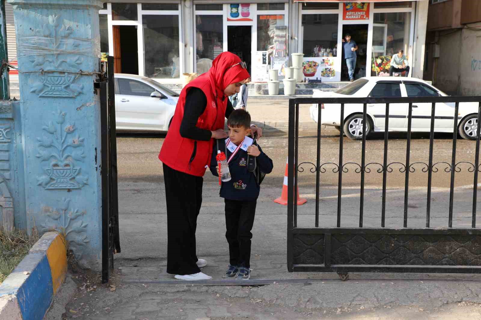 AĞRI’DA 409 OKUL BAHÇE GÖREVLİSİ ÖĞRENCİLERİN GÜVENLİĞİ İÇİN GÖREV YAPIYOR