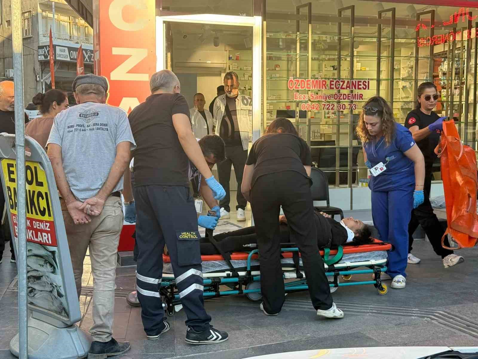 ANTALYA’DA OTOMOBİL İLE MOTOSİKLET ÇARPIŞTI: 2 YARALI