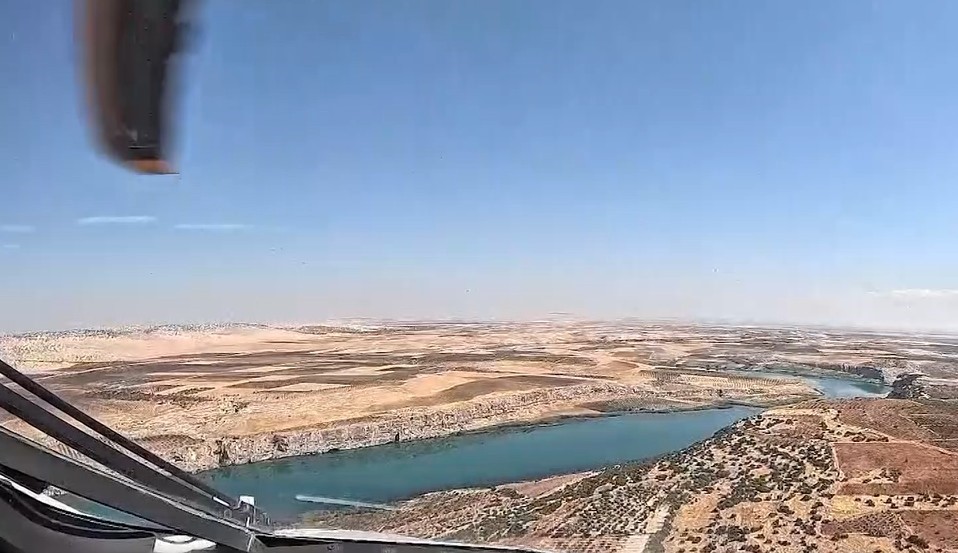 GÖKBEY’İN GÖZÜNDEN KADİM ŞEHİR: FIRAT NEHRİ ÜZERİNDEKİ SÜZÜLÜŞÜ KOKPİT KAMERASINA YANSIDI