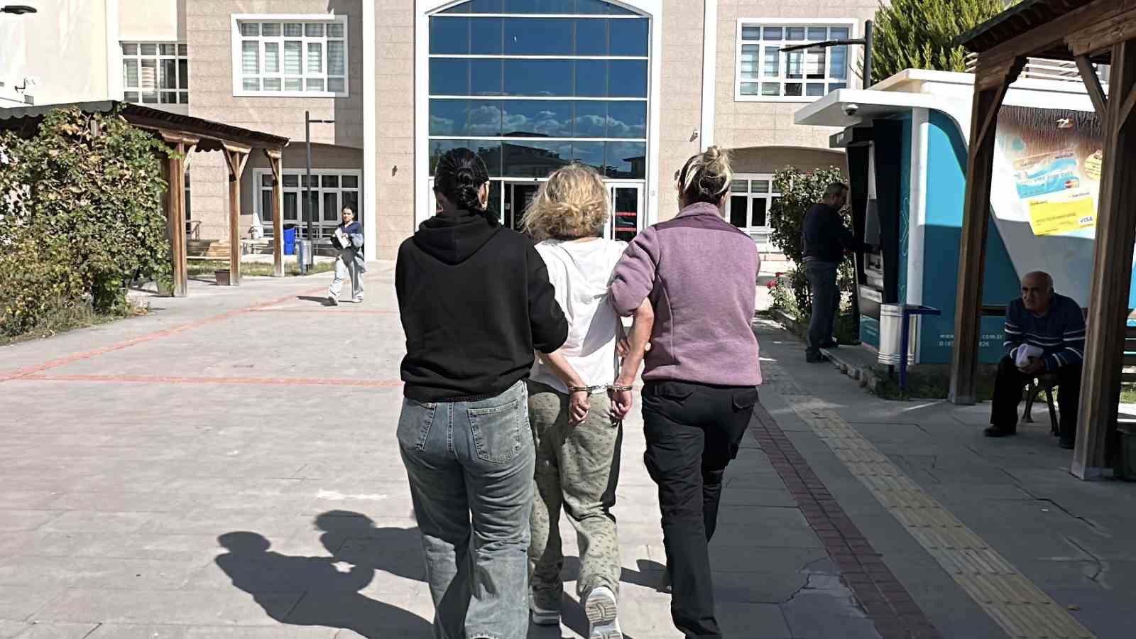 BURDUR’DA ARAÇLARIN ÖNÜNE ATLAYIP POLİSE SALDIRMAYA ÇALIŞAN KADIN ADLİYEYE SEVK EDİLDİ