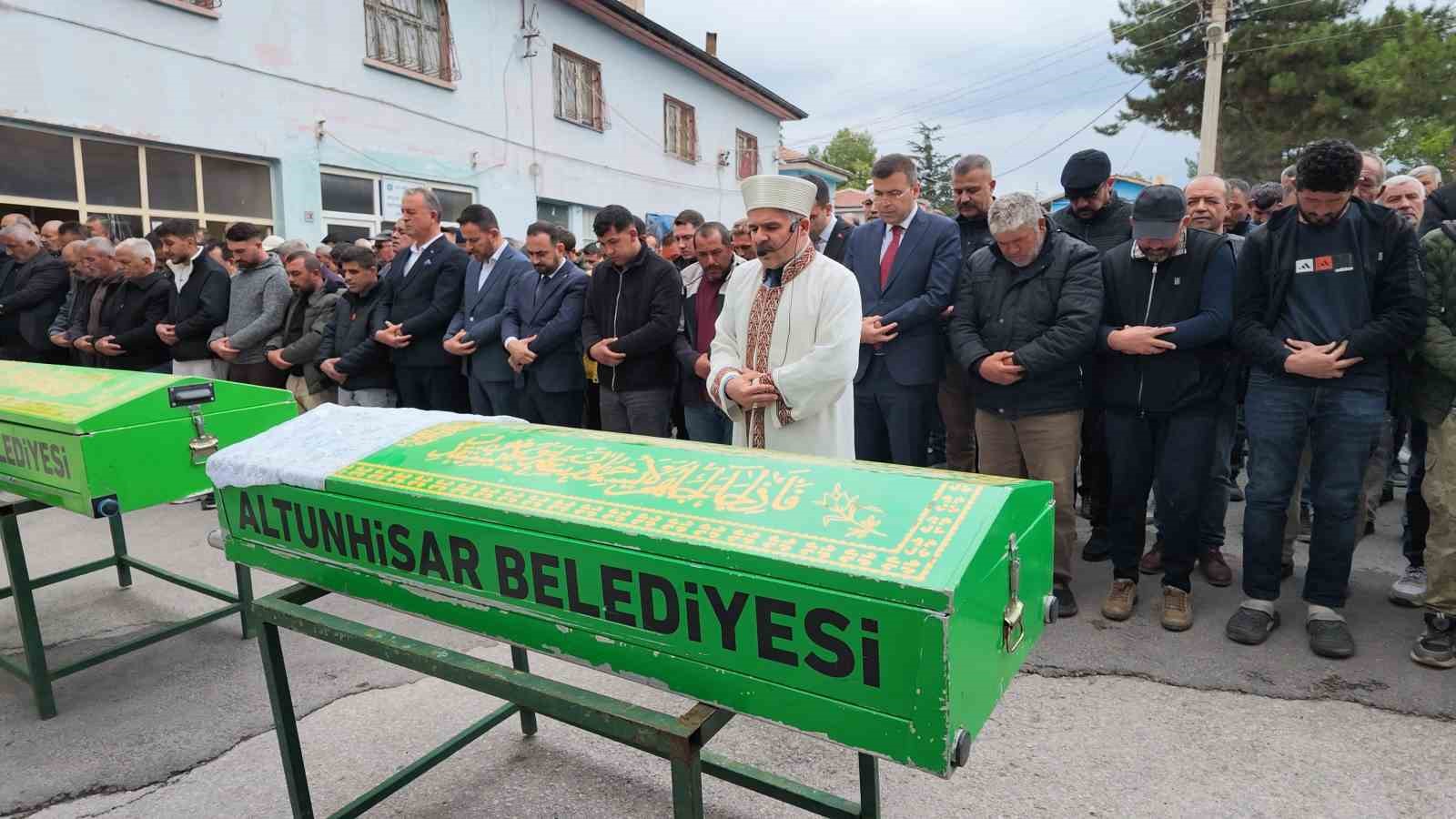 NİĞDE’DE KAZADA HAYATINI KAYBEDEN KARDEŞLER TOPRAĞA VERİLDİ