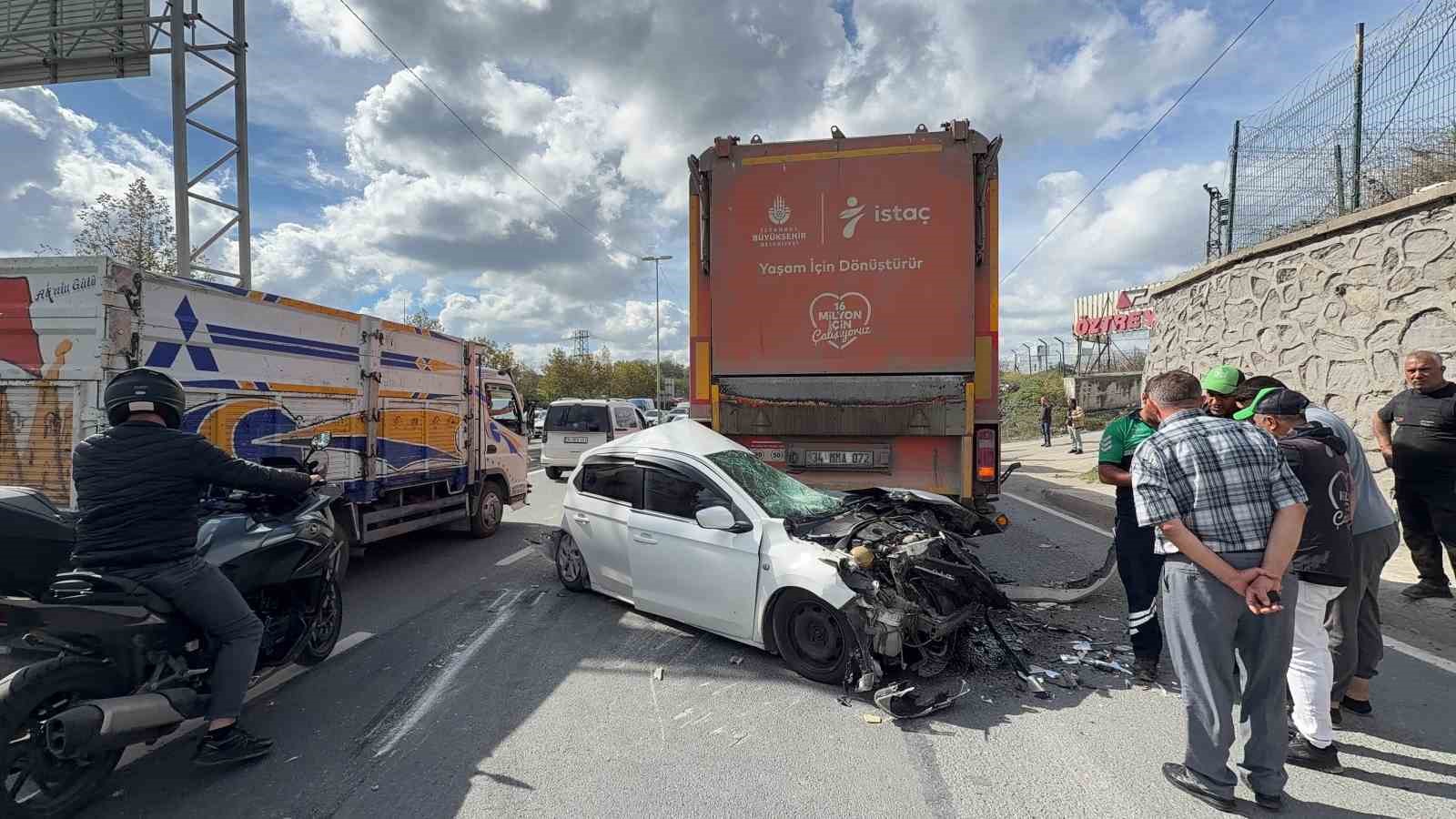 ARNAVUTKÖY’DE 3 ARAÇLI KAZA: OTOMOBİL HURDA YIĞININA DÖNDÜ, SÜRÜCÜ HAFİF YARALI KURTULDU