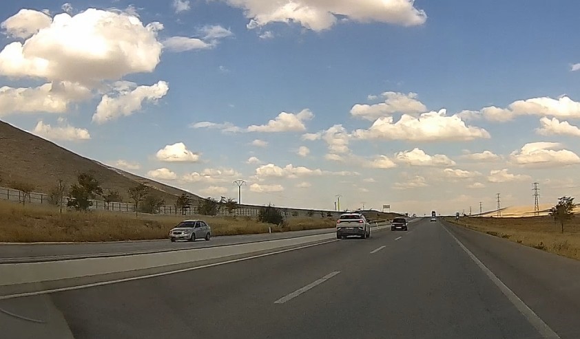 TERS YÖNDE İLERLEYEN OTOMOBİL KAZAYA DAVETİYE ÇIKARDI