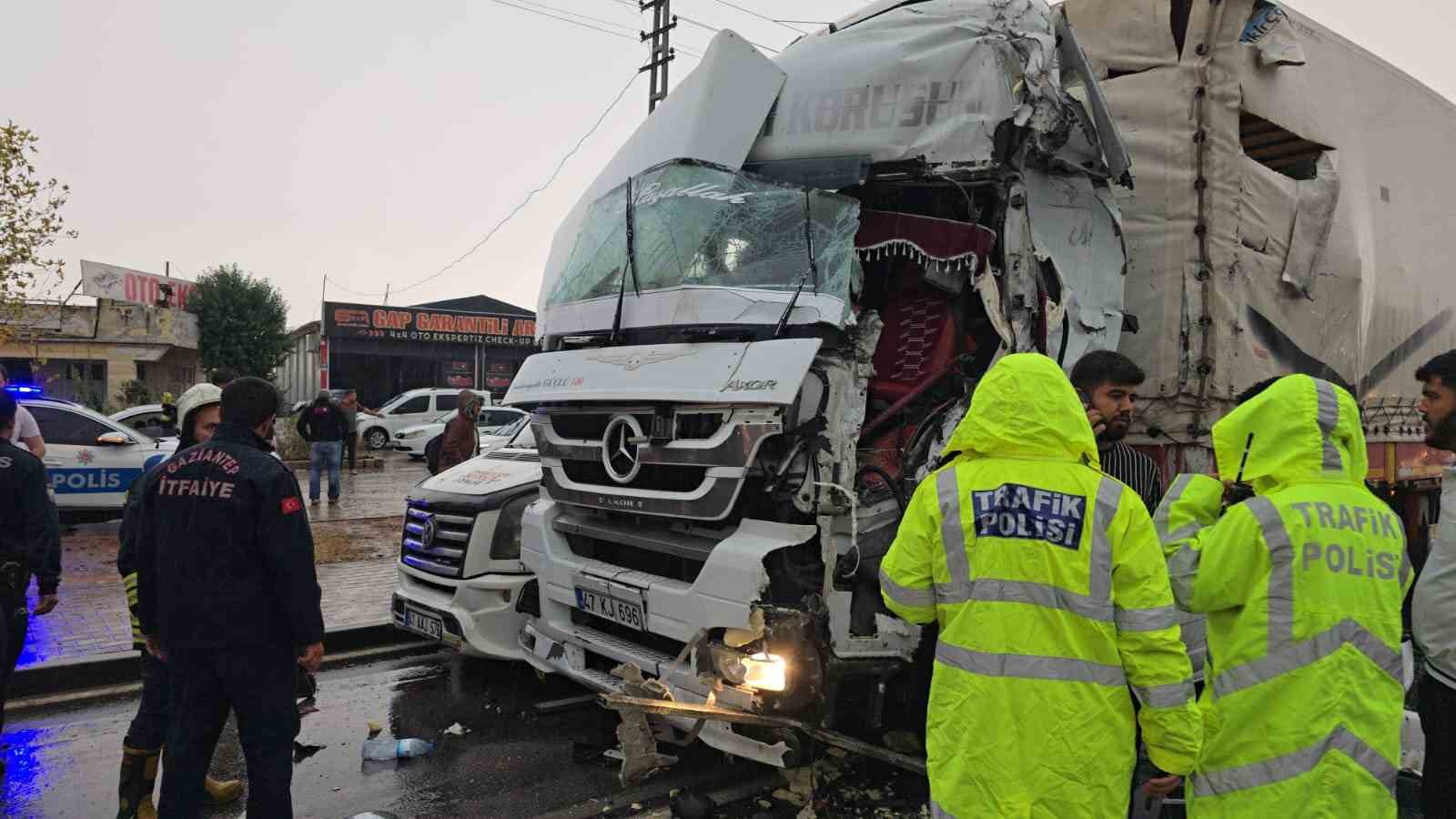 GAZİANTEP’TE 3 ARACIN KARIŞTIĞI ZİNCİRLEME KAZA: 2 YARALI