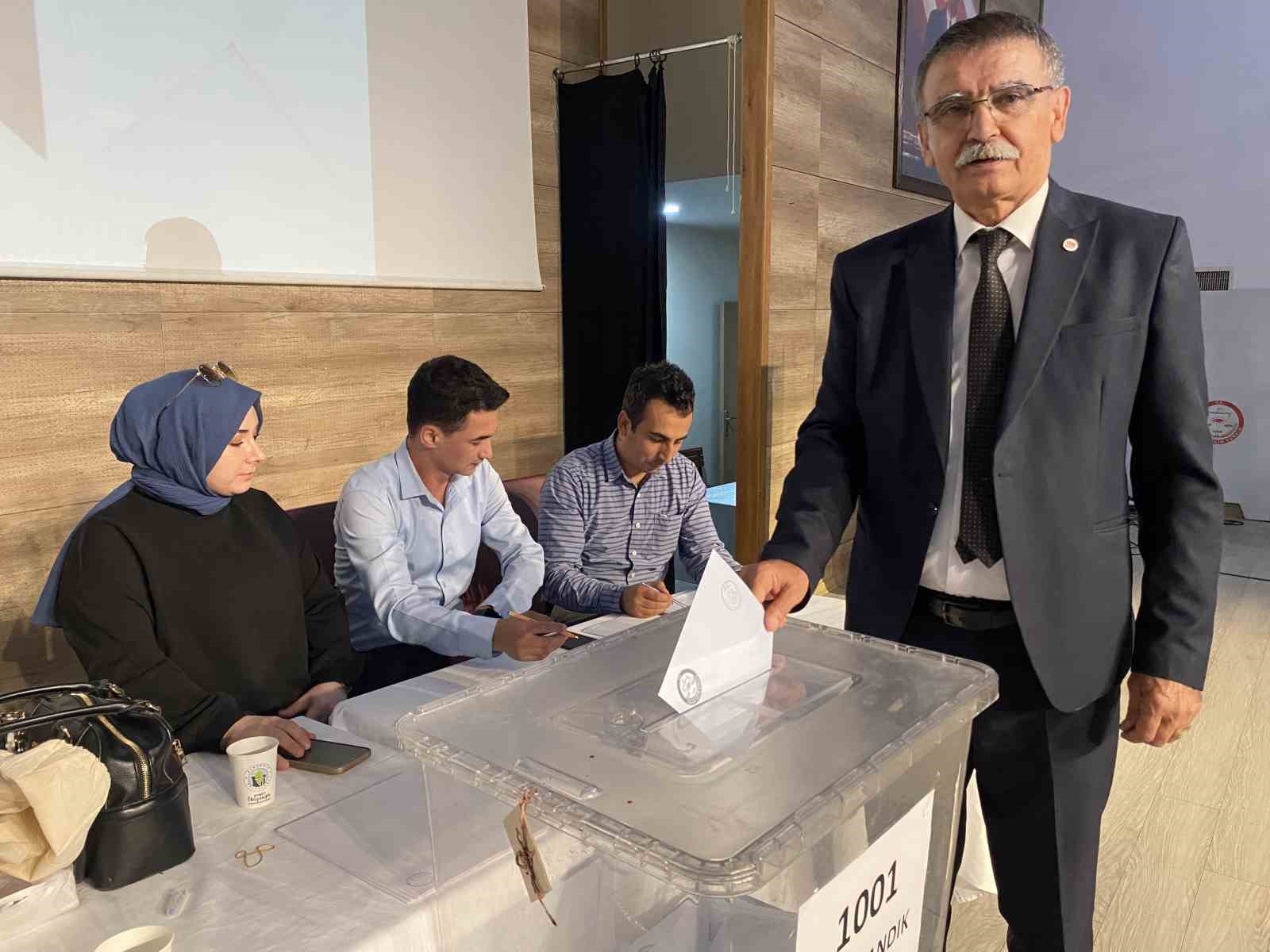 ALAŞEHİR’DE YENİ PARTİ’NİN İLK İLÇE BAŞKANI MEHMET KAYACIK OLDU