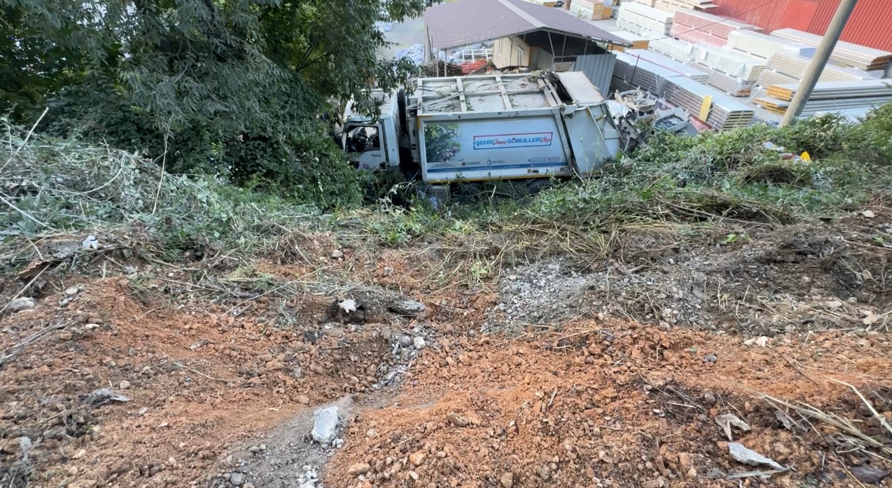 YOL VERMEK İSTERKEN ÇÖP KAMYONUYLA 10 METRELİK ŞARAMPOLE DEVRİLDİLER: 3 YARALI