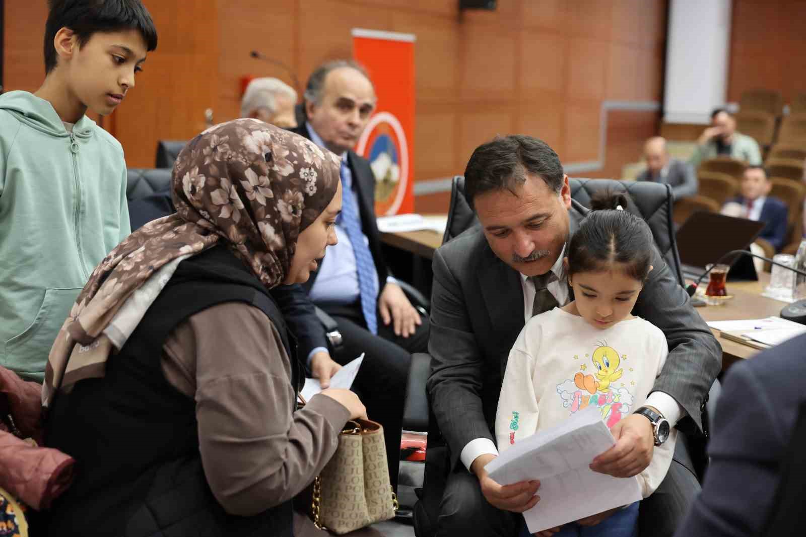 VALİ ÇİÇEK, VATANDAŞLARIN TALEP VE ÖNERİLERİNİ DİNLEDİ