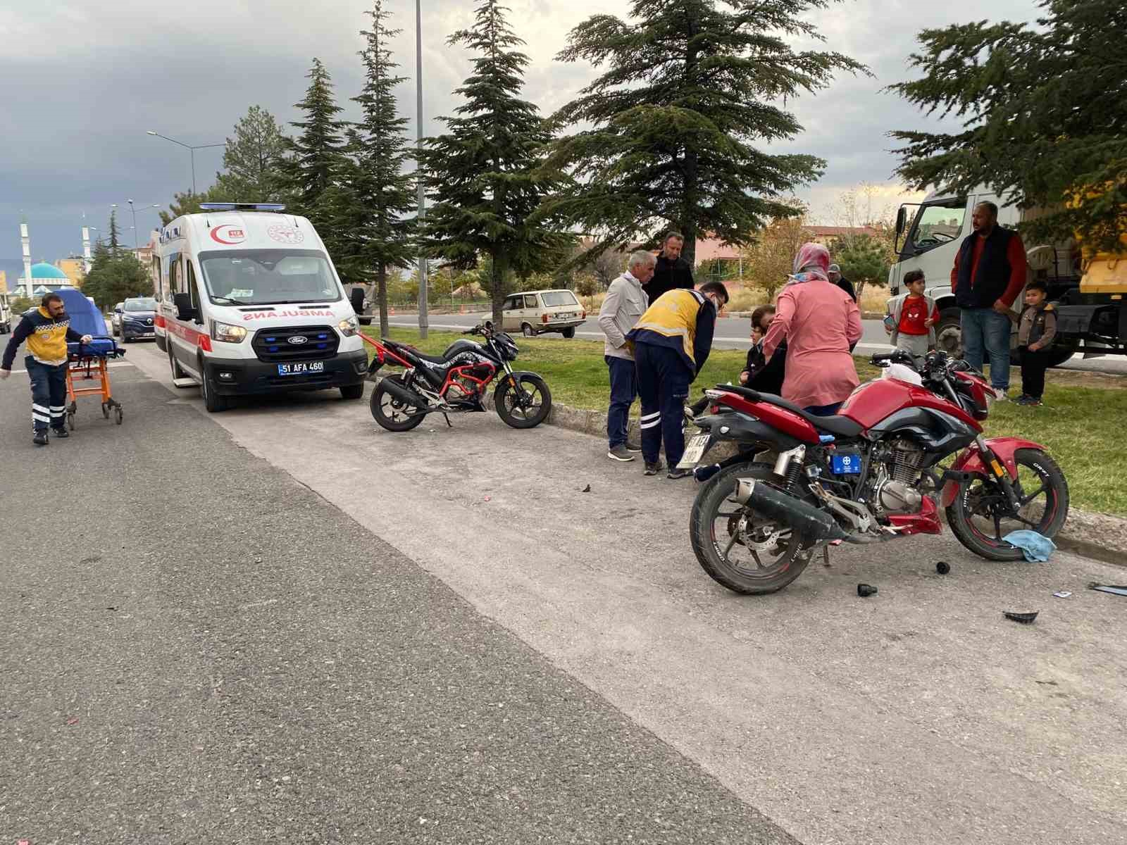 NİĞDE’DE MOTOSİKLETLER KAFA KAFAYA ÇARPIŞTI: 2 YARALI