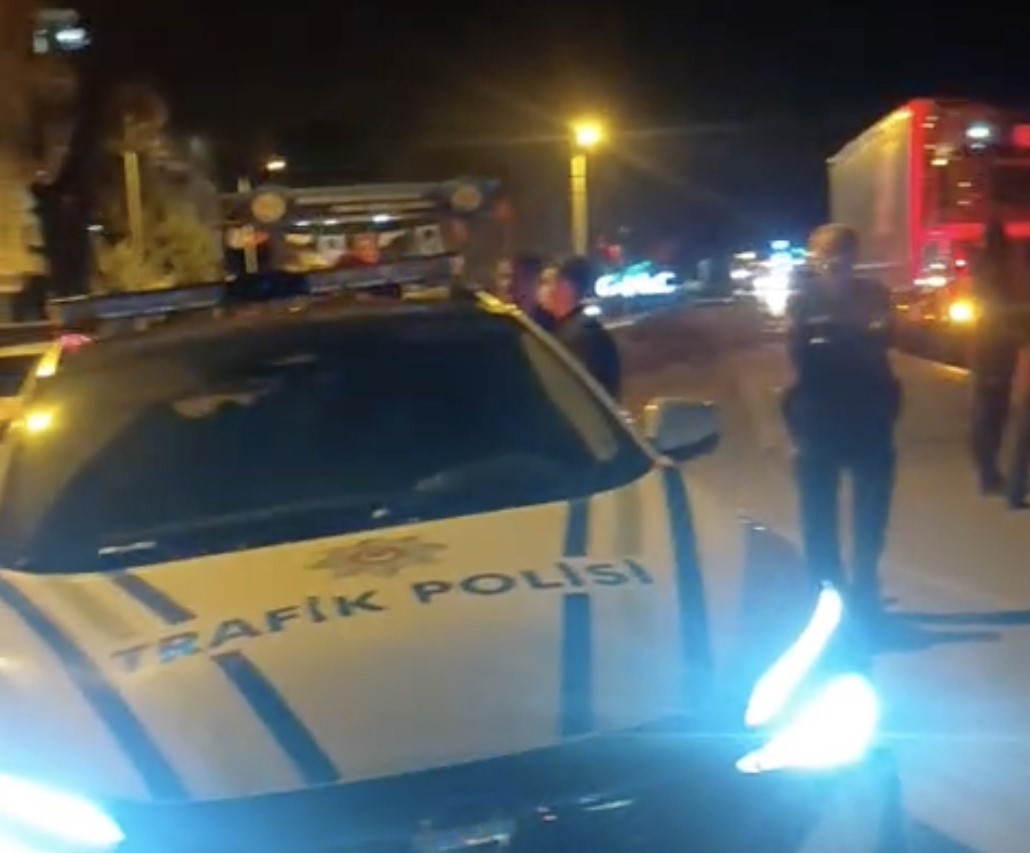 BALIKESİR’DE TIRIN ALTINDA KALAN 16 YAŞINDAKİ MOTOSİKLETLİ HAYATINI KAYBETTİ