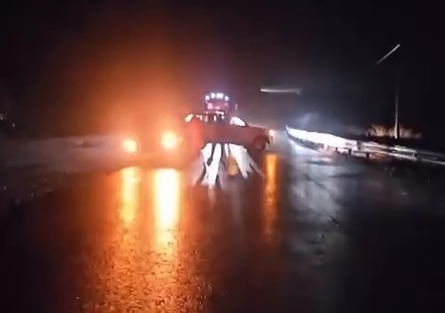 HAKKARİ-VAN YOLUNDA YAĞIŞ NEDENİYLE İKİ ARAÇ YOLDAN ÇIKTI