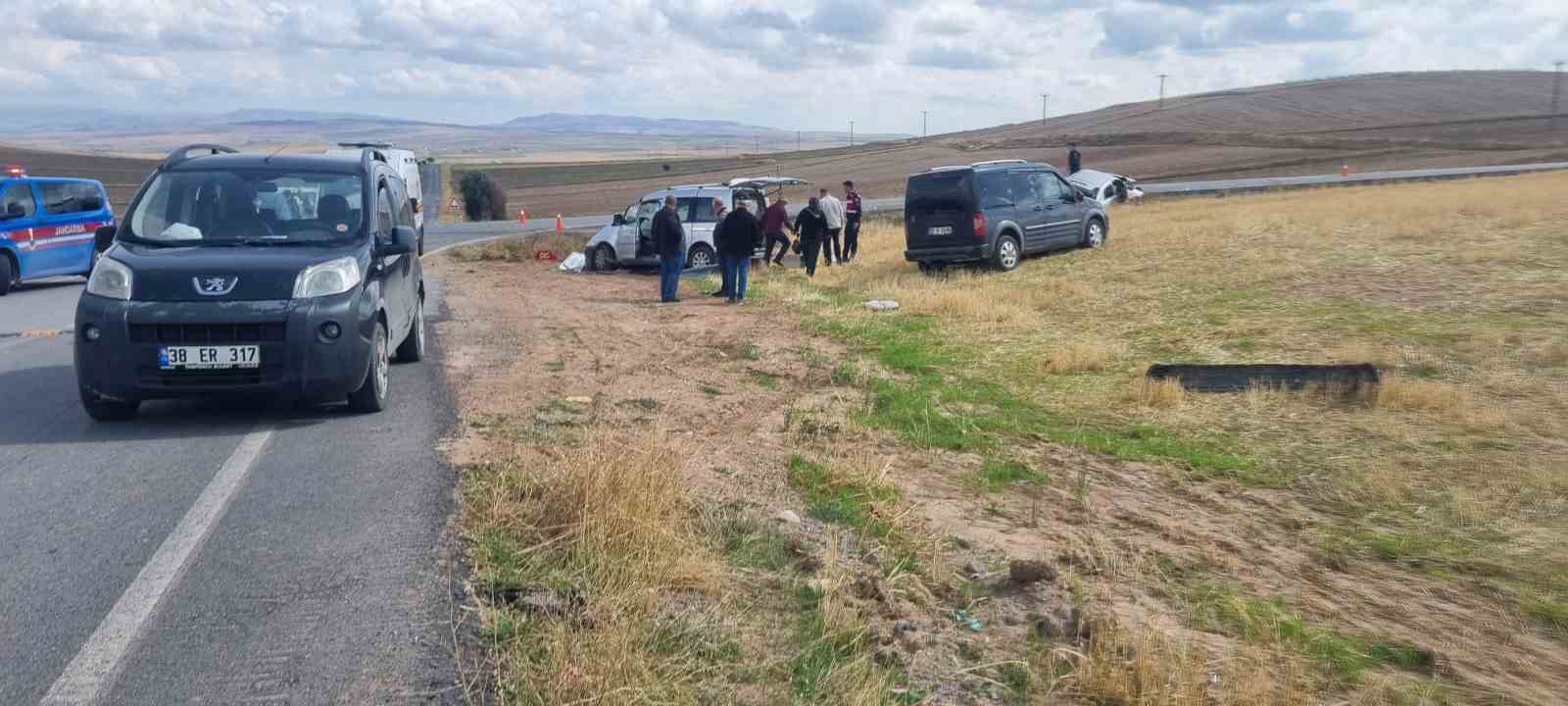 KAYSERİ’DE HAFİF TİCARİ ARAÇLA OTOMOBİL ÇARPIŞTI: 1 ÖLÜ, 3 YARALI