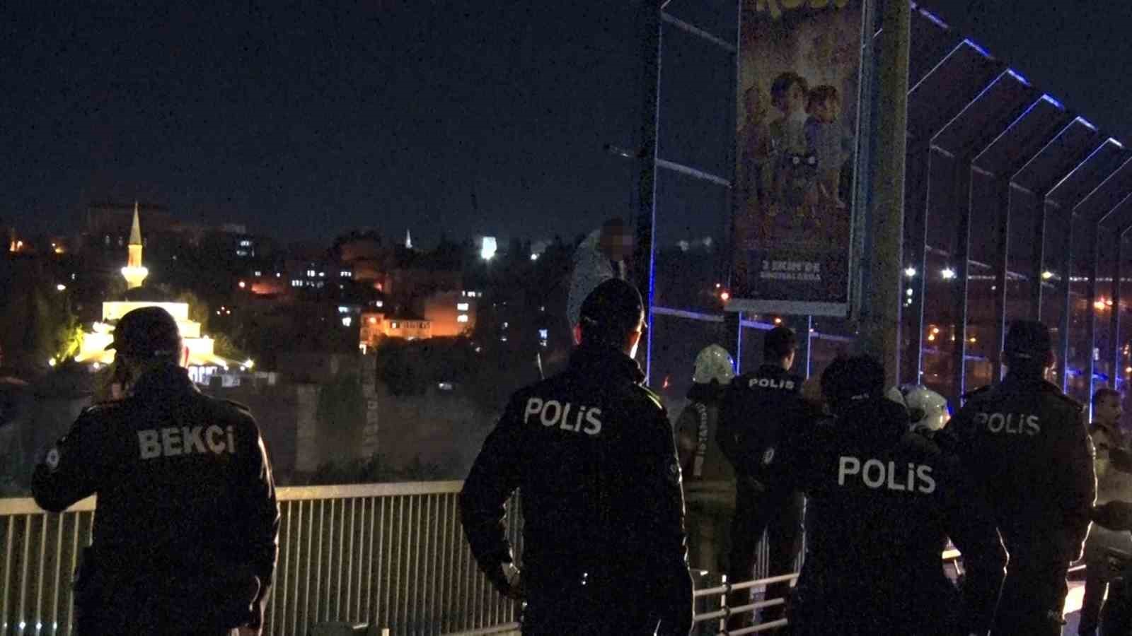 HALİÇ KÖPRÜSÜ’NDE İNTİHAR GİRİŞİMİNDE BULUNAN ŞAHIS 2 SAAT SONRA İKNA EDİLDİ