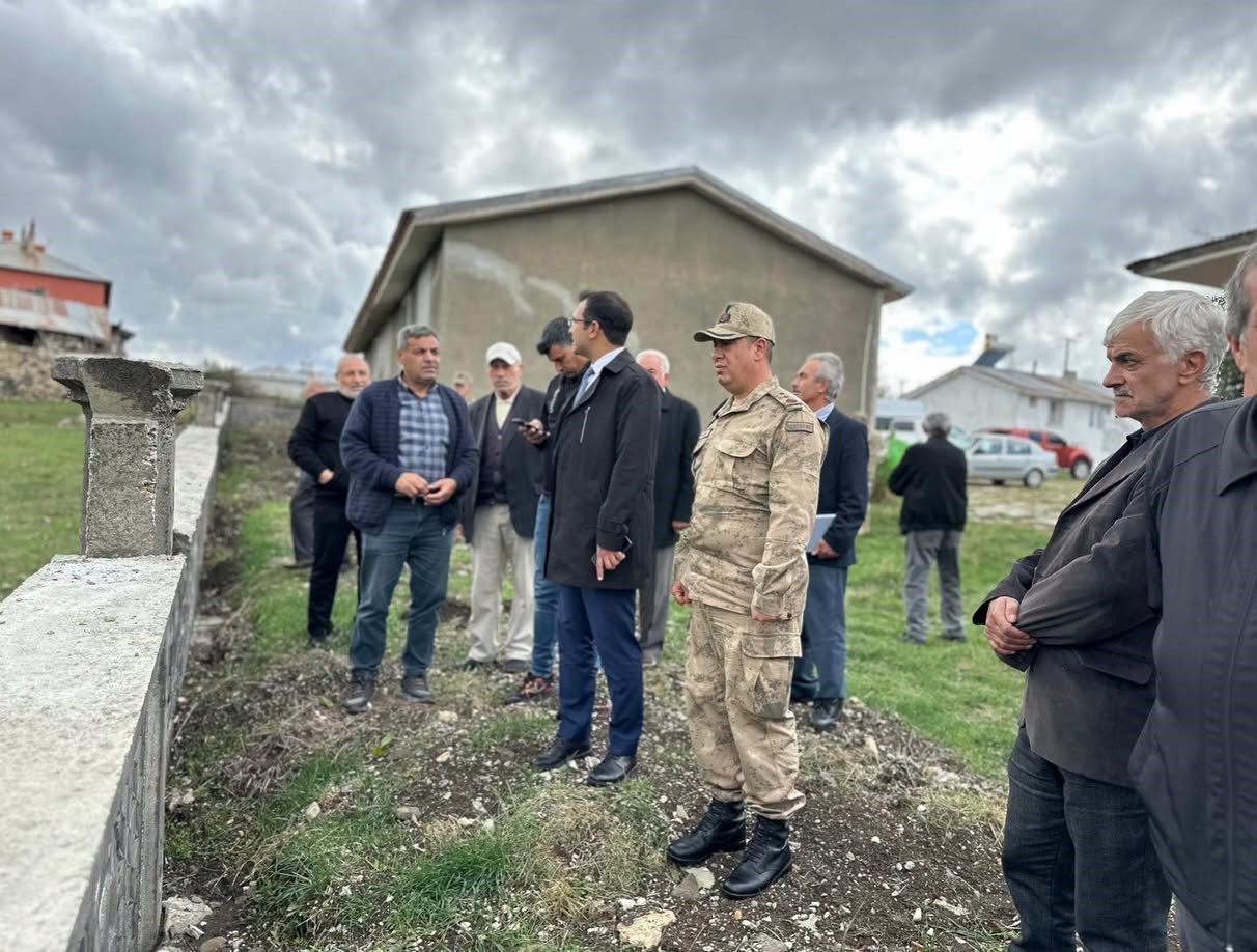 REFAHİYE KAYMAKAMI TAŞKIRAN KALKANCI KÖYÜNDE VATANDAŞLARLA BULUŞTU