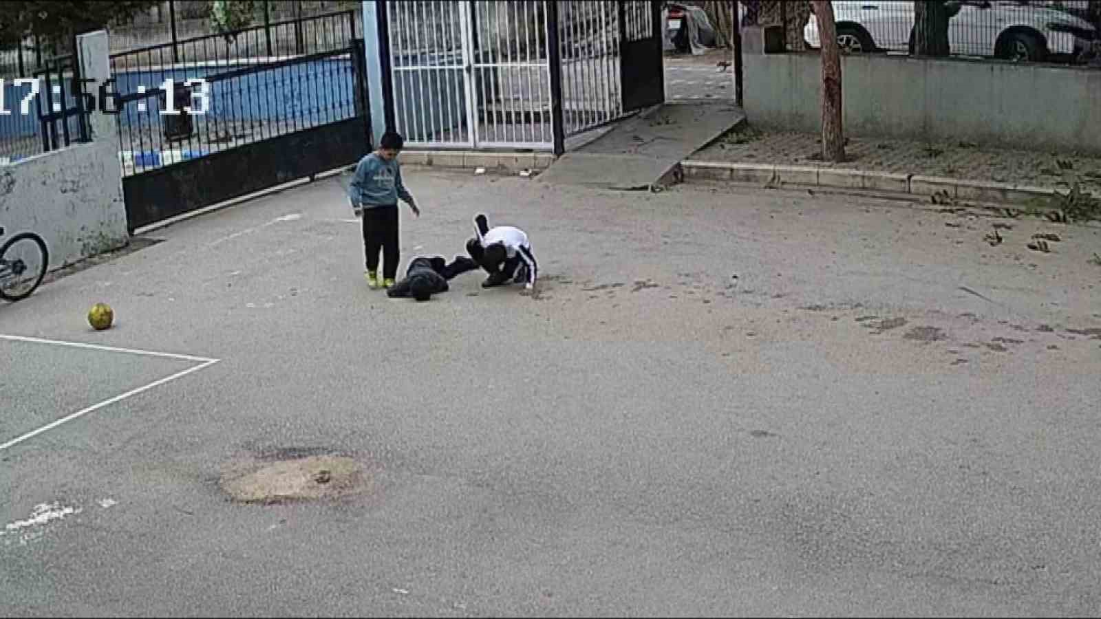 KARNINA TOP ÇARPAN ÇOCUK YERE YIĞILDI, YARDIMINA OKUL MÜDÜRÜ YETİŞTİ
