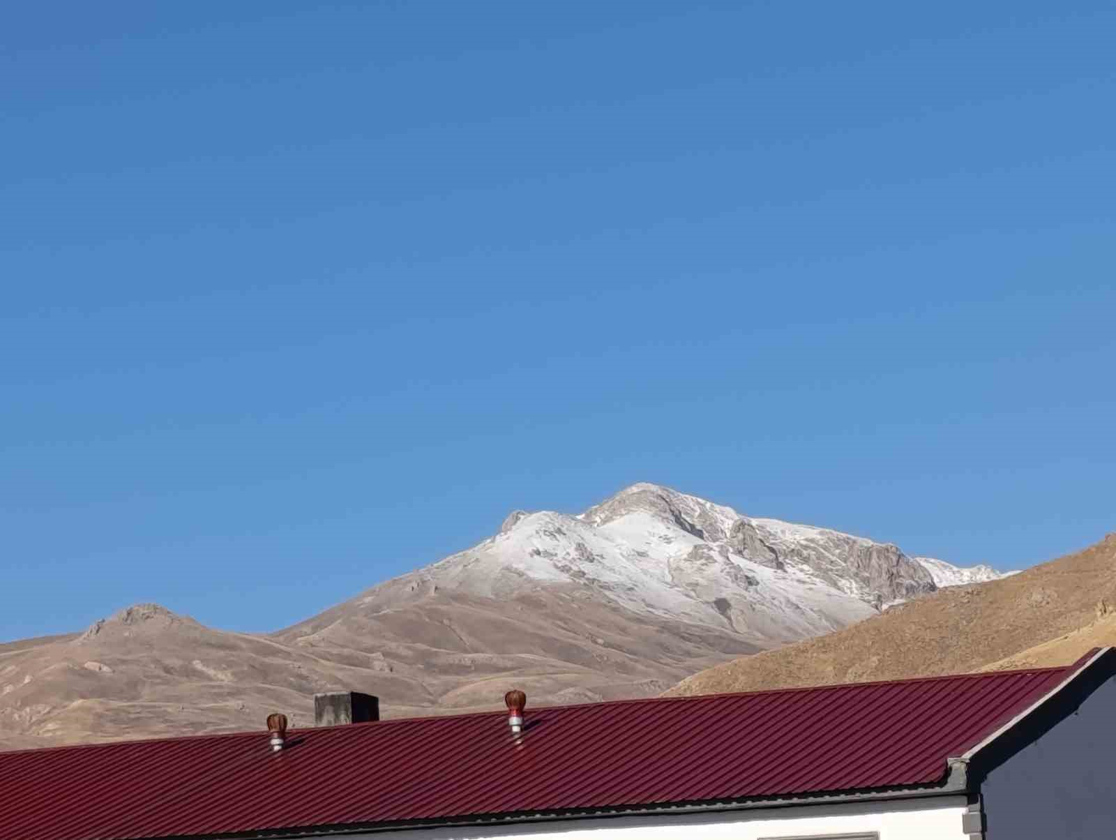 BAŞKALE’DE YÜKSEK KESİMLERE KAR YAĞDI