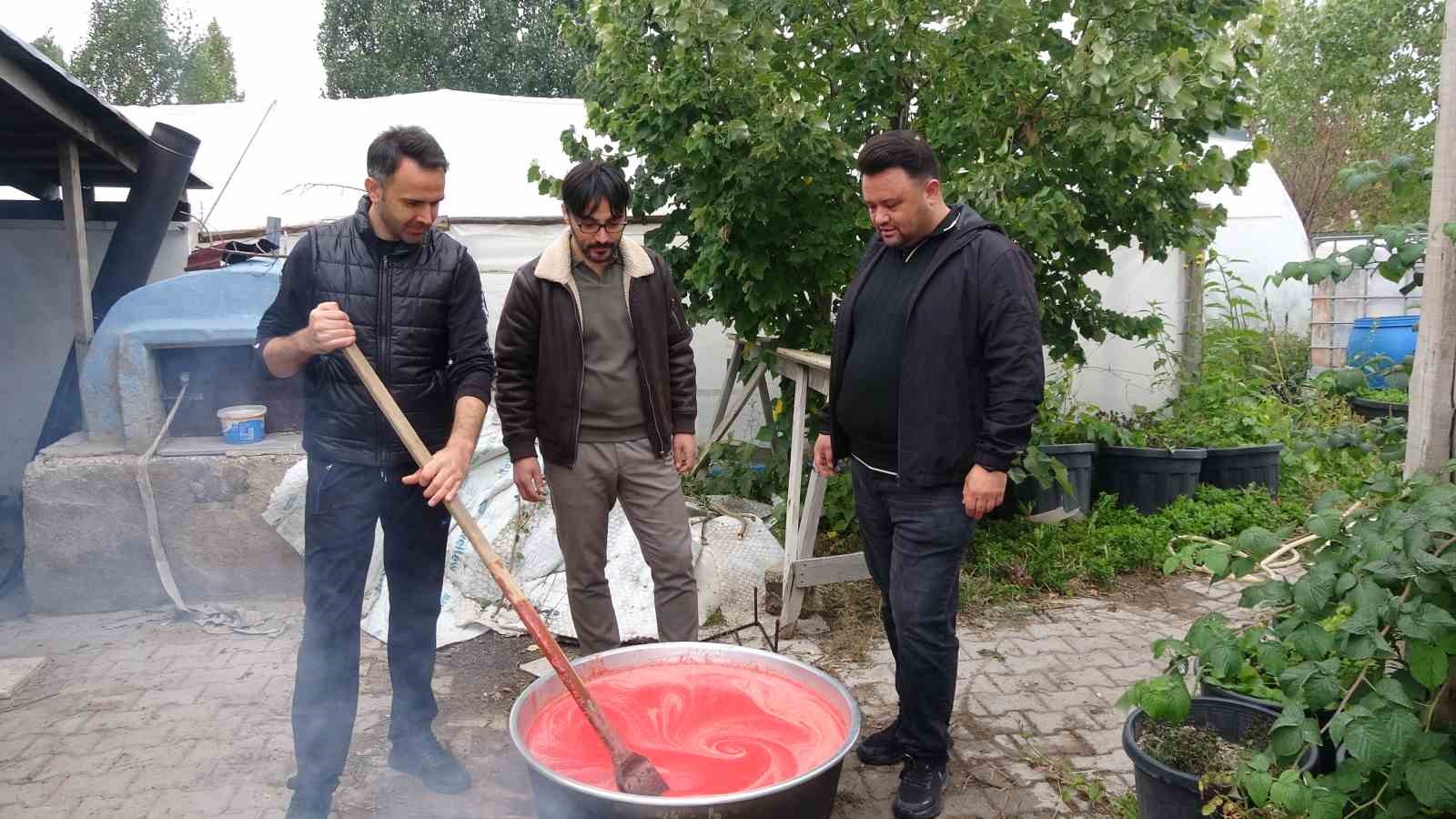 ÜÇ ARKADAŞ EŞLERİNE YARDIMCI OLMAK İÇİN BİRLİKTE SALÇA KAYNATTI