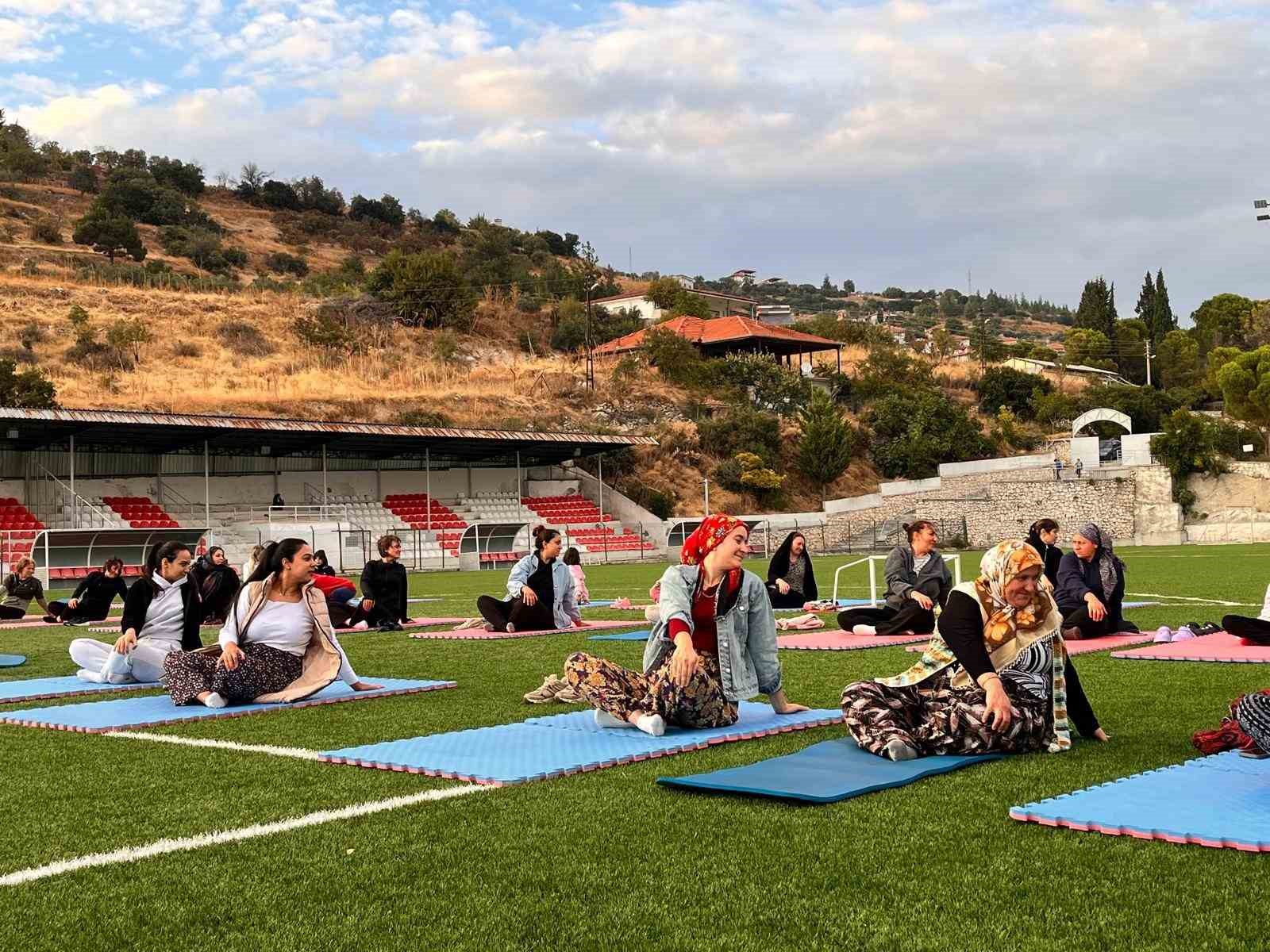 GÜNEY’DE KADINLAR YOGA YAPTI
