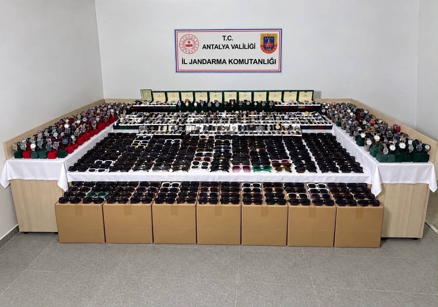 ANTALYA’DA PİYASA DEĞERİ YAKLAŞIK 5 MİLYON TL OLAN KAÇAK GÖZLÜK VE SAAT ELE GEÇİRİLDİ