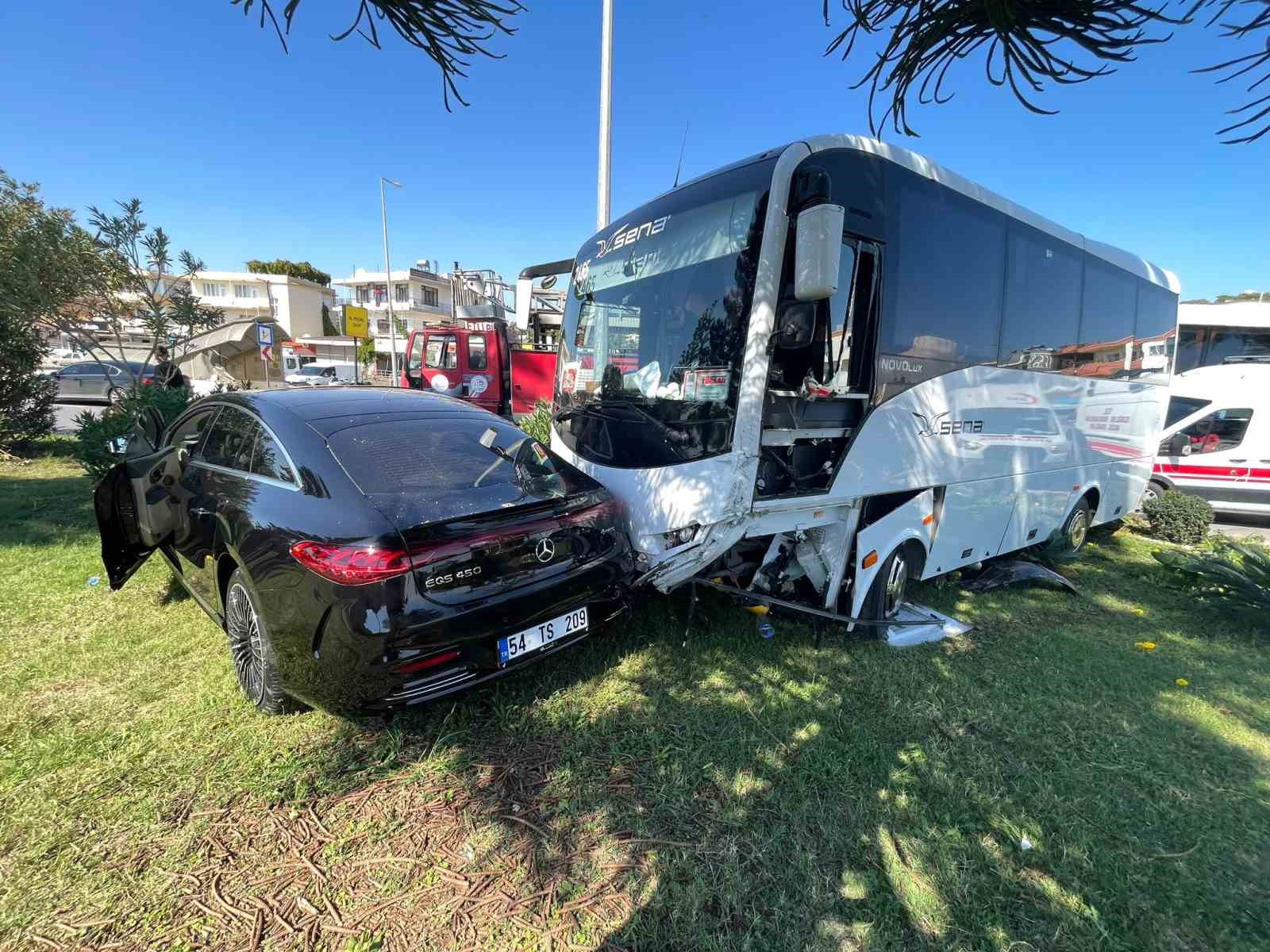 ANTALYA’DA MİDİBÜS İLE OTOMOBİLİN ÇARPIŞMA ANI KAMERADA: 2 YARALI